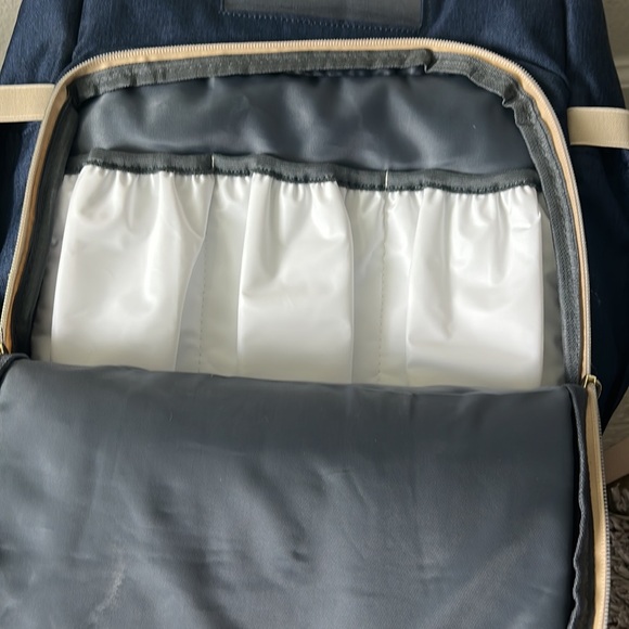 Diaper backpack with changing station - Picture 2 of 7